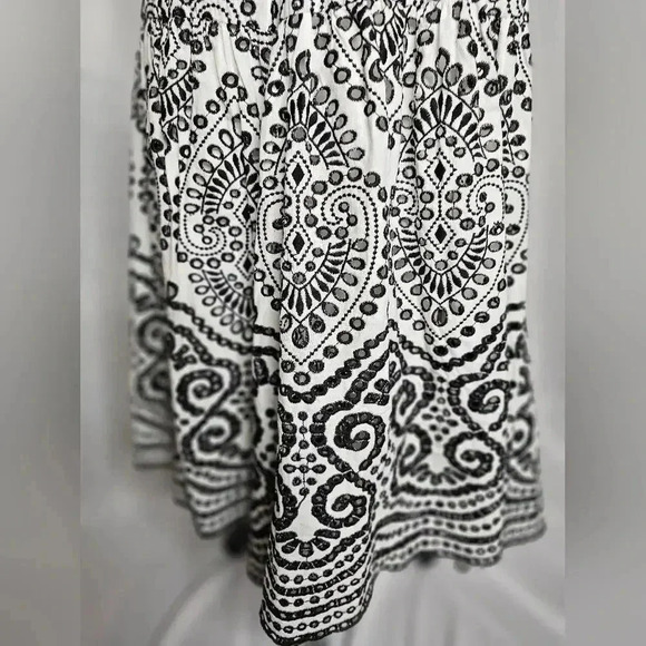 Chic Black and White Patterned Summer Dress - Picture 3 of 4